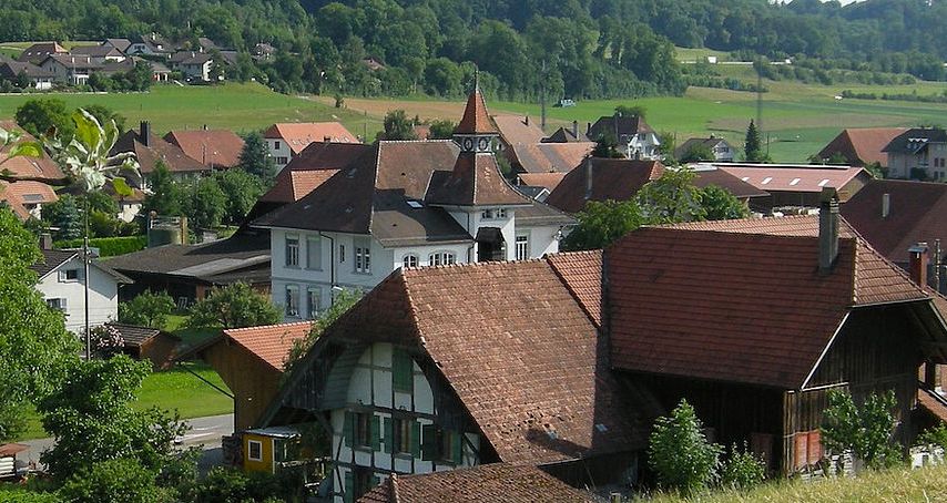 Blick auf das Schulhaus Galmiz von der Rebe